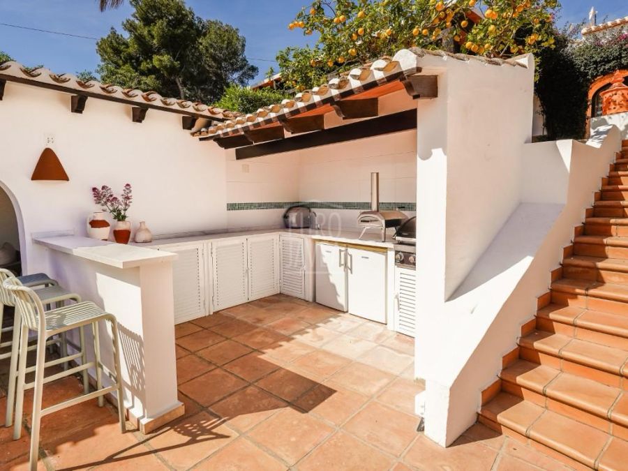 Elegante villa mediterránea Sena con alojamiento para invitados, piscina privada y amplios jardines