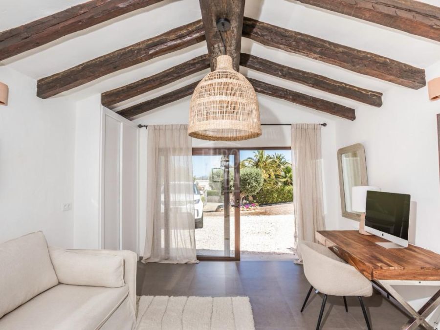 Elegante villa mediterránea Sena con alojamiento para invitados, piscina privada y amplios jardines