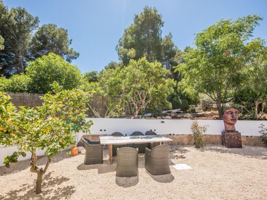Elegante villa mediterránea Sena con alojamiento para invitados, piscina privada y amplios jardines