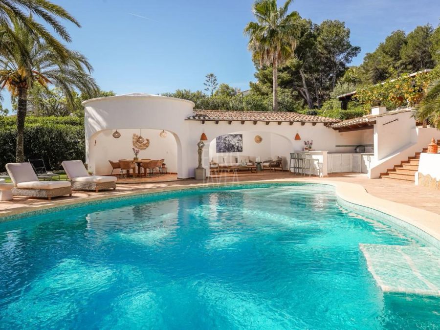 Elegante villa mediterránea Sena con alojamiento para invitados, piscina privada y amplios jardines