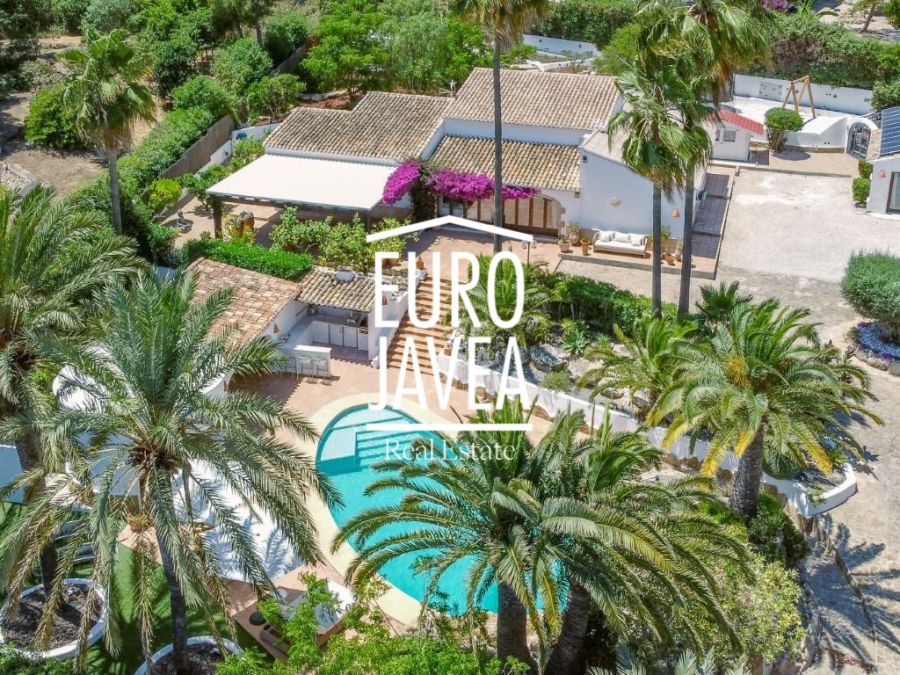 Elegante villa mediterránea Sena con alojamiento para invitados, piscina privada y amplios jardines