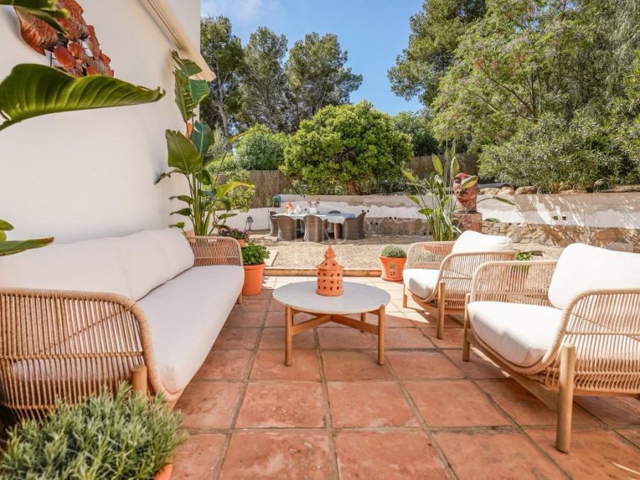 Elegante villa mediterránea Sena con alojamiento para invitados, piscina privada y amplios jardines