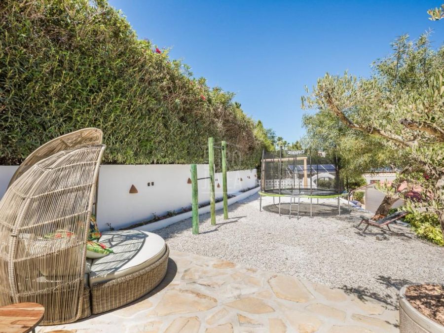 Elegante villa mediterránea Sena con alojamiento para invitados, piscina privada y amplios jardines