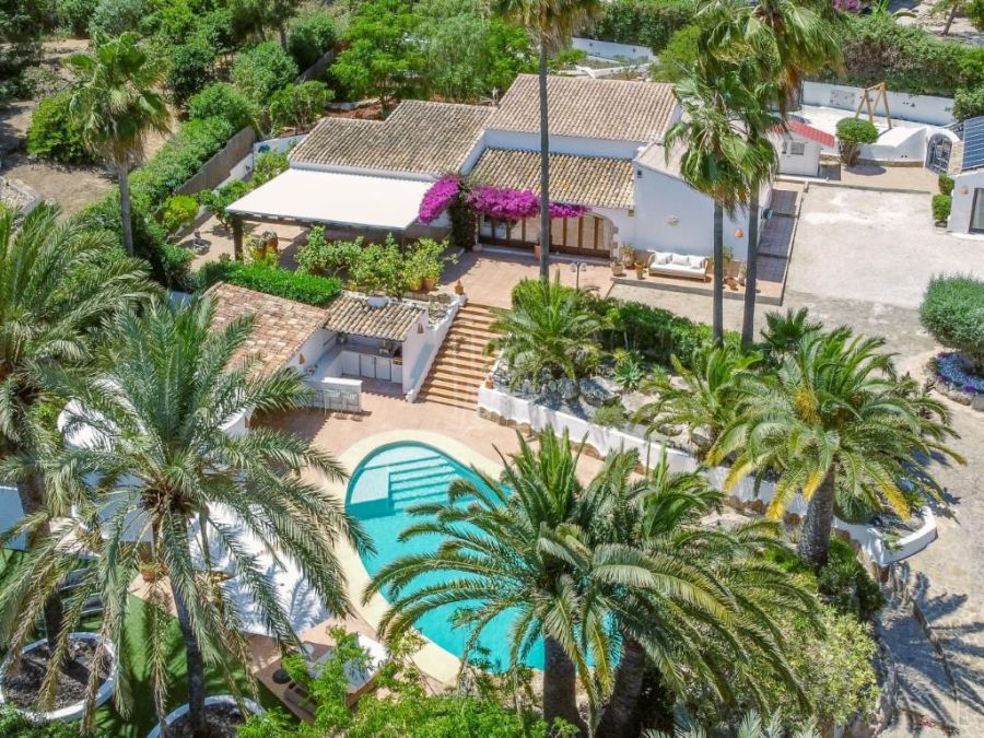 Elegante villa mediterránea Sena con alojamiento para invitados, piscina privada y amplios jardines