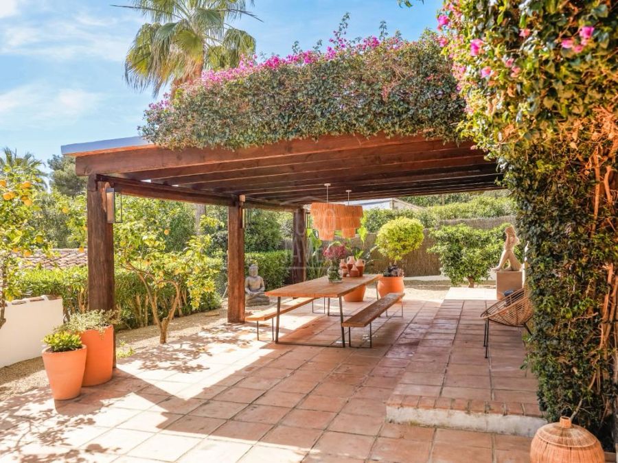 Elegante villa mediterránea Sena con alojamiento para invitados, piscina privada y amplios jardines
