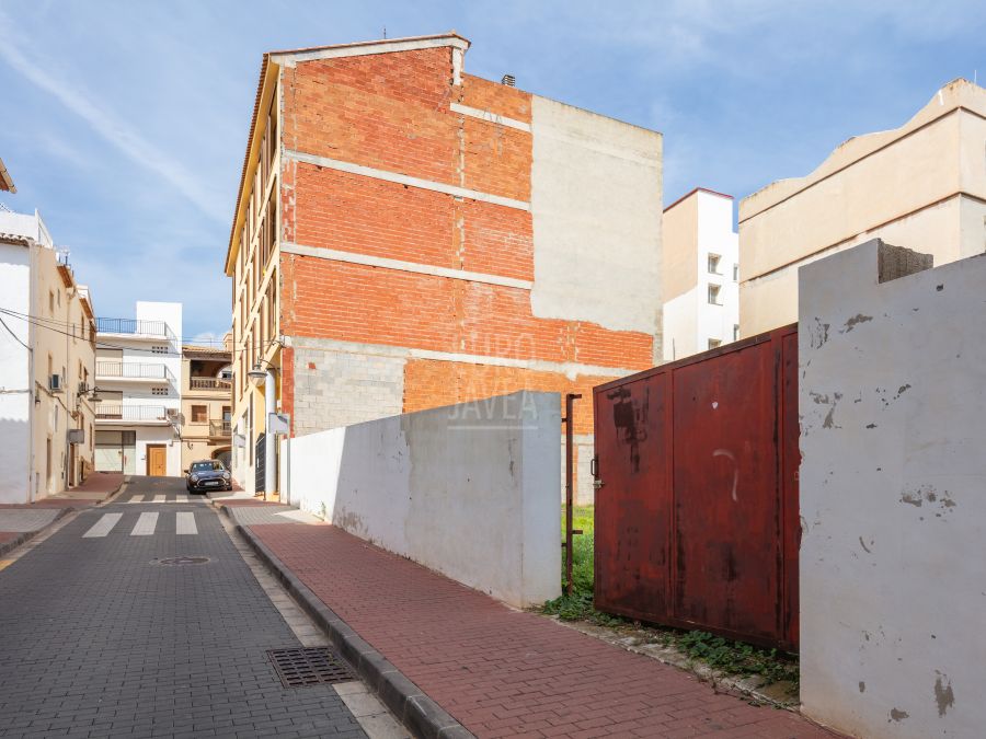 Terrain urbain de 530 m² dans le centre historique, avec la possibilité de construire jusqu’à quatre niveaux
