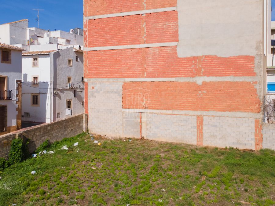 Terrain urbain de 530 m² dans le centre historique, avec la possibilité de construire jusqu’à quatre niveaux