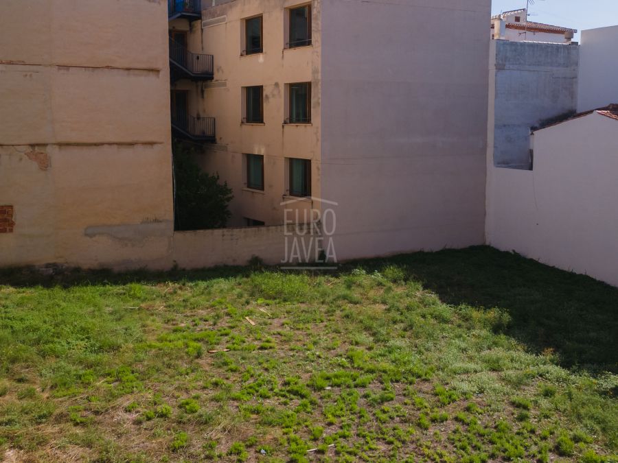Terrain urbain de 530 m² dans le centre historique, avec la possibilité de construire jusqu’à quatre niveaux