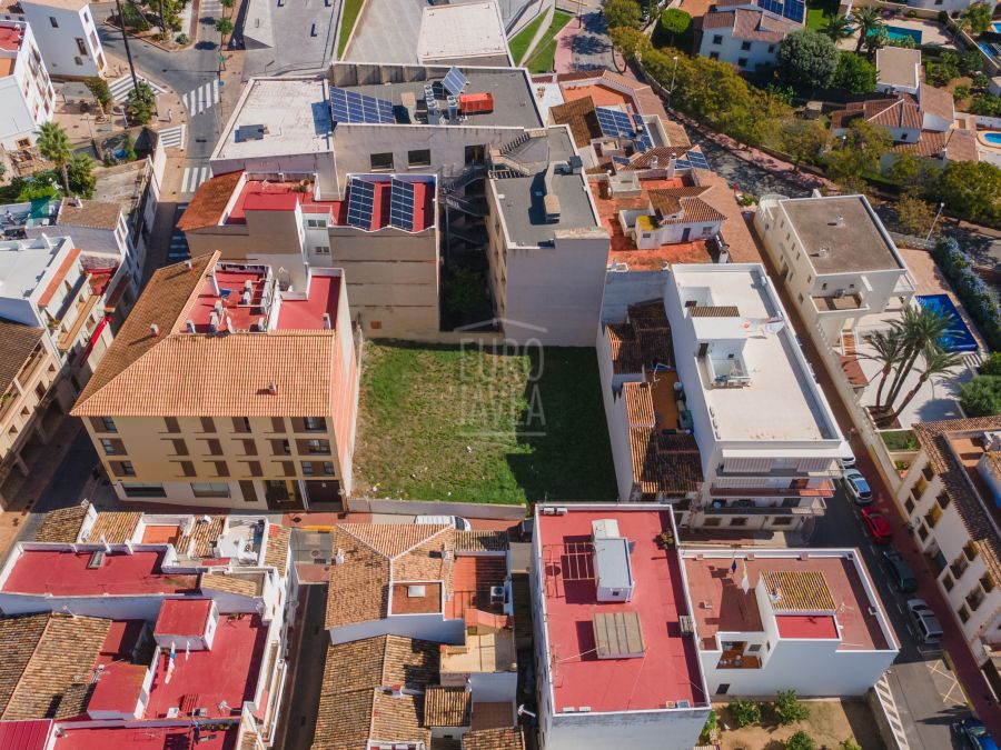 Terrain urbain de 530 m² dans le centre historique, avec la possibilité de construire jusqu’à quatre niveaux