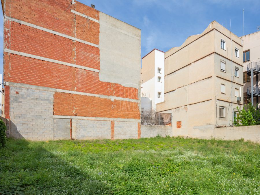 Terrain urbain de 530 m² dans le centre historique, avec la possibilité de construire jusqu’à quatre niveaux