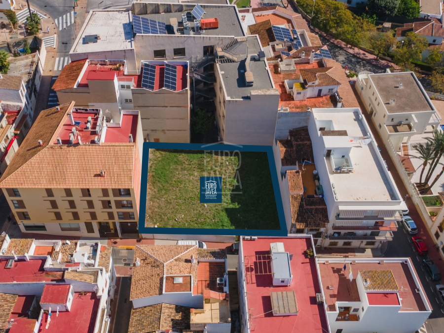 Terrain urbain de 530 m² dans le centre historique, avec la possibilité de construire jusqu’à quatre niveaux