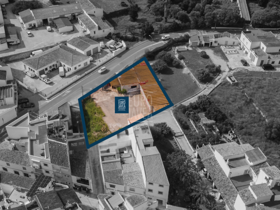 Terrain résidentiel à forte constructibilité de 980 m², offrant de vastes possibilités de construction