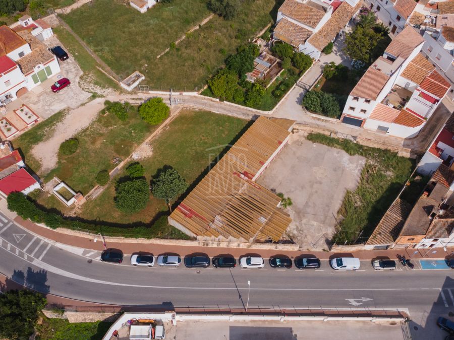 Terrain résidentiel à forte constructibilité de 980 m², offrant de vastes possibilités de construction