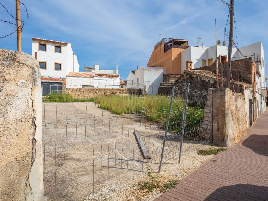 Terrain résidentiel à forte constructibilité de 980 m², offrant de vastes possibilités de construction