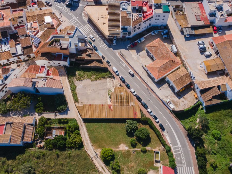 Terrain résidentiel à forte constructibilité de 980 m², offrant de vastes possibilités de construction