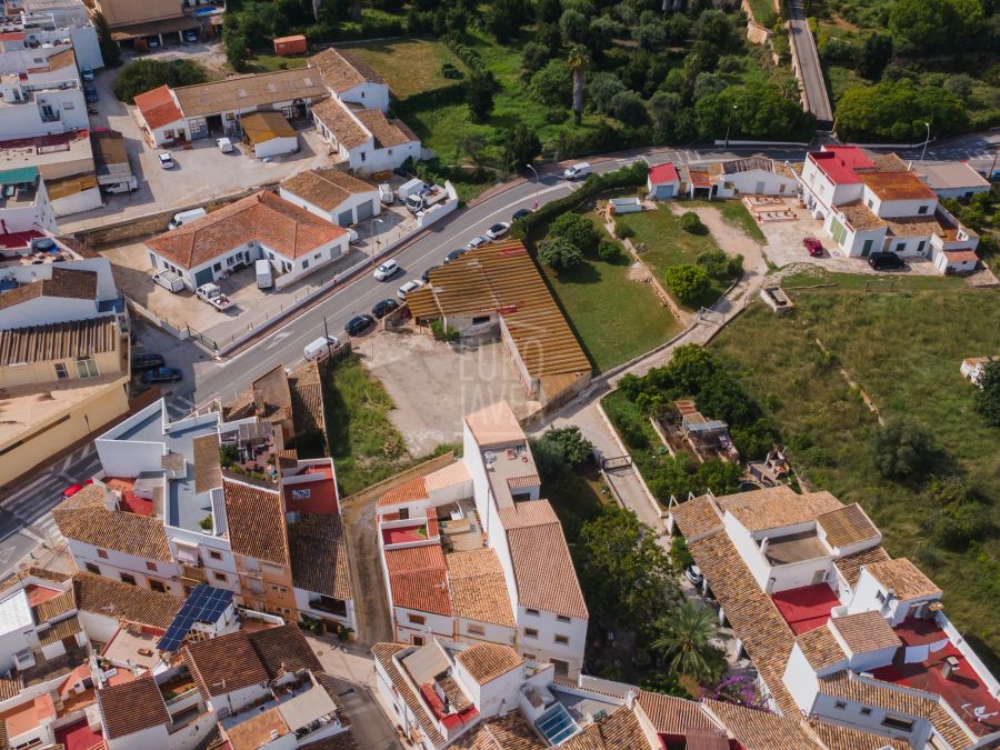 Terrain résidentiel à forte constructibilité de 980 m², offrant de vastes possibilités de construction
