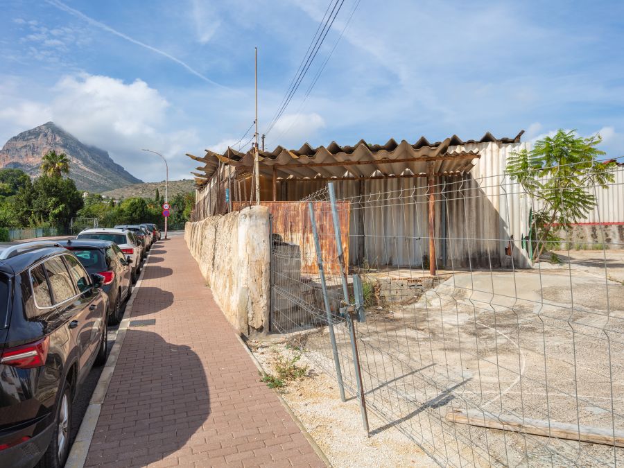 Terrain résidentiel à forte constructibilité de 980 m², offrant de vastes possibilités de construction
