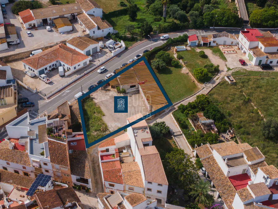 Terrain résidentiel à forte constructibilité de 980 m², offrant de vastes possibilités de construction