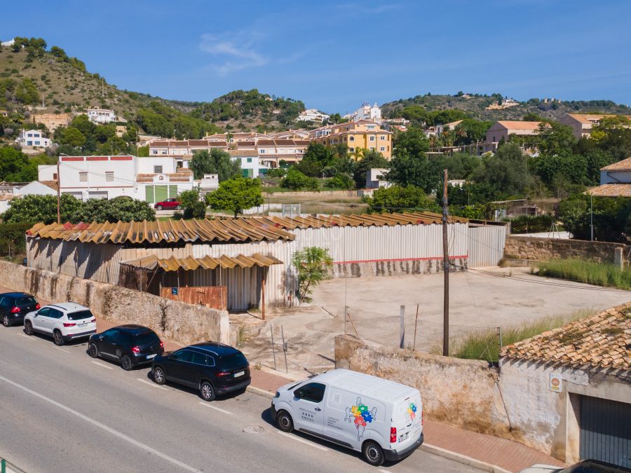 Terrain résidentiel à forte constructibilité de 980 m², offrant de vastes possibilités de construction