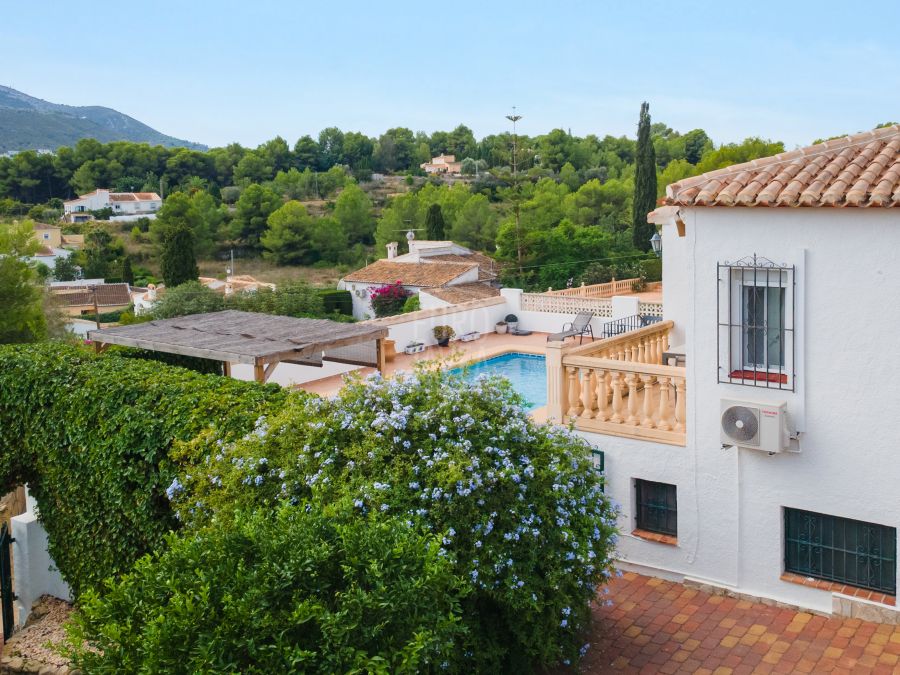 Villa mediterránea orientada al sur con vistas panorámicas en Sol del Este, Jávea