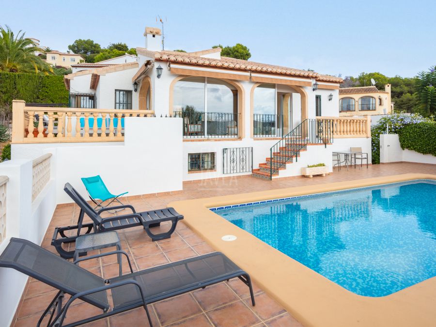 Villa mediterránea orientada al sur con vistas panorámicas en Sol del Este, Jávea