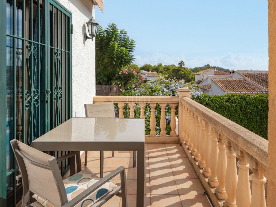 Villa mediterránea orientada al sur con vistas panorámicas en Sol del Este, Jávea