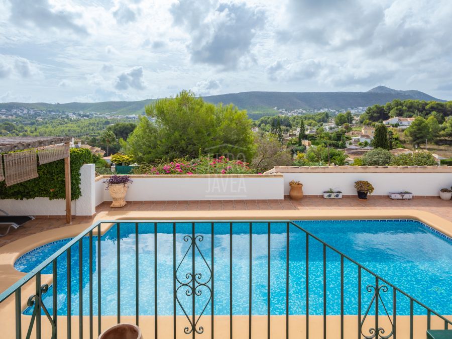 Villa mediterránea orientada al sur con vistas panorámicas en Sol del Este, Jávea