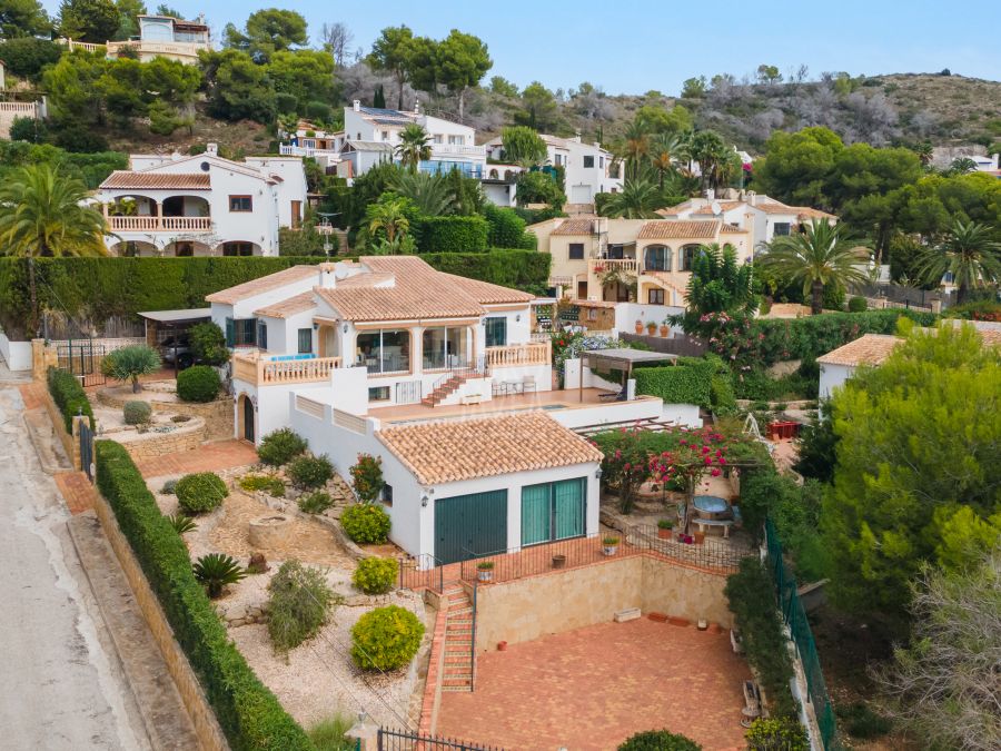 Villa mediterránea orientada al sur con vistas panorámicas en Sol del Este, Jávea