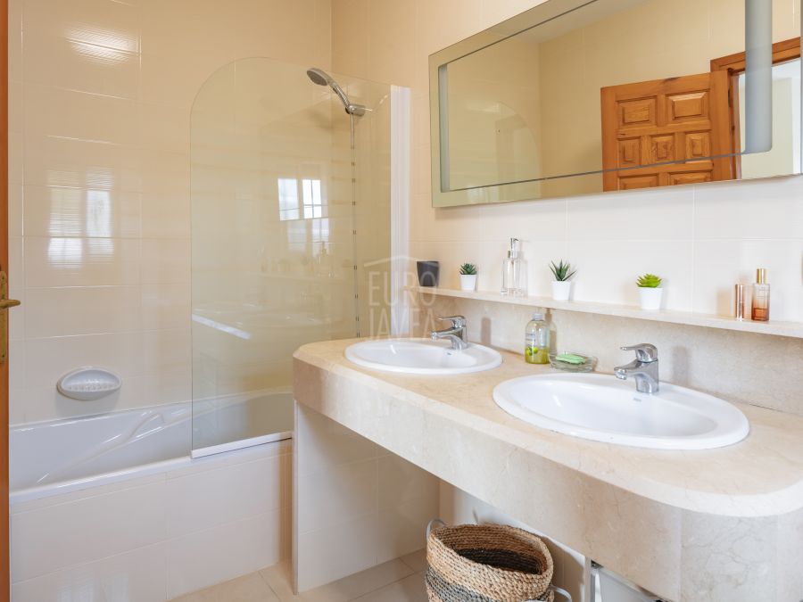 Villa mediterránea orientada al sur con vistas panorámicas en Sol del Este, Jávea