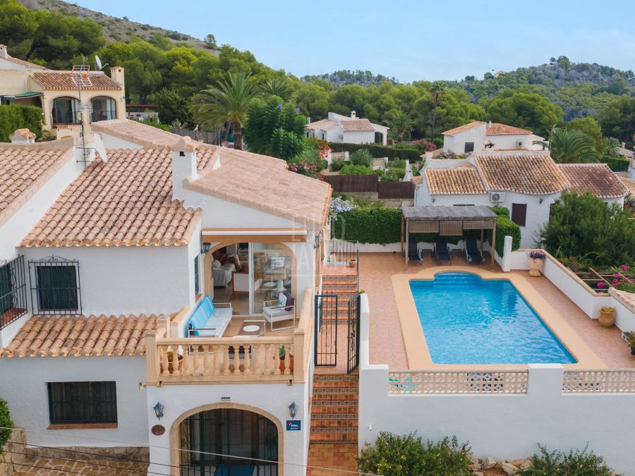 Villa mediterránea orientada al sur con vistas panorámicas en Sol del Este, Jávea
