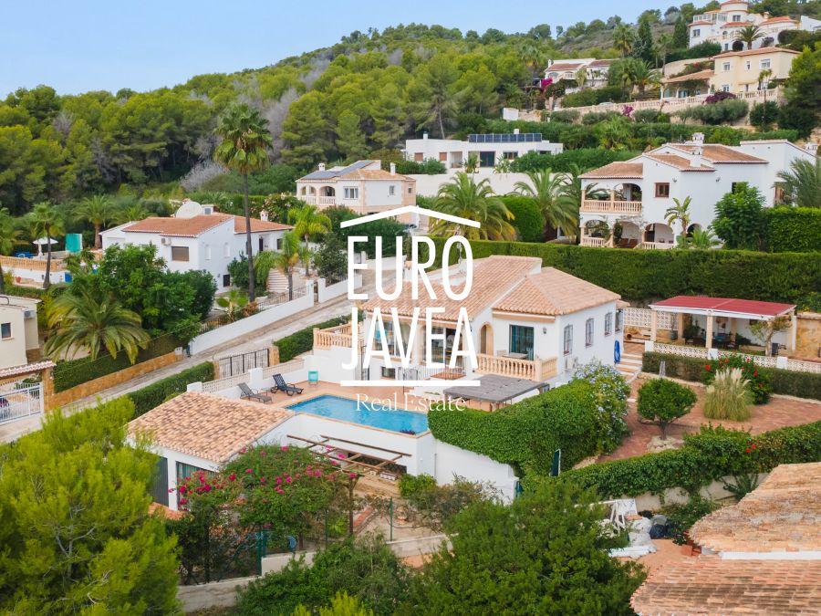 Villa mediterránea orientada al sur con vistas panorámicas en Sol del Este, Jávea