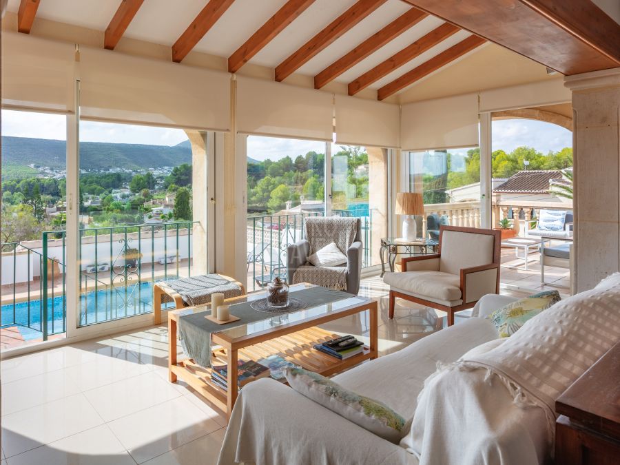 Villa mediterránea orientada al sur con vistas panorámicas en Sol del Este, Jávea
