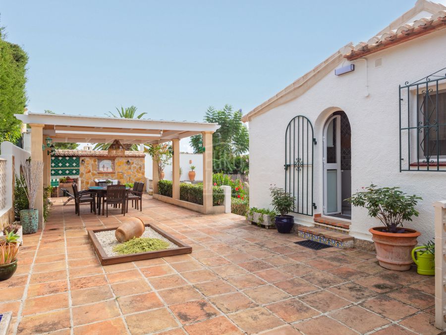 Villa mediterránea orientada al sur con vistas panorámicas en Sol del Este, Jávea