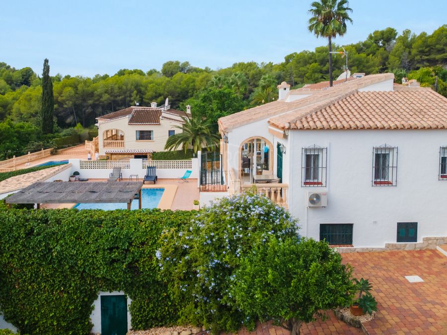 Villa mediterránea orientada al sur con vistas panorámicas en Sol del Este, Jávea
