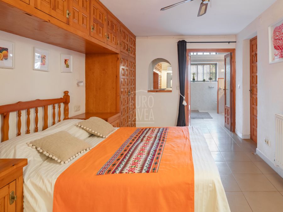 Villa mediterránea orientada al sur con vistas panorámicas en Sol del Este, Jávea