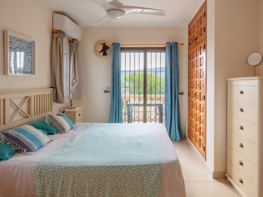 Villa mediterránea orientada al sur con vistas panorámicas en Sol del Este, Jávea