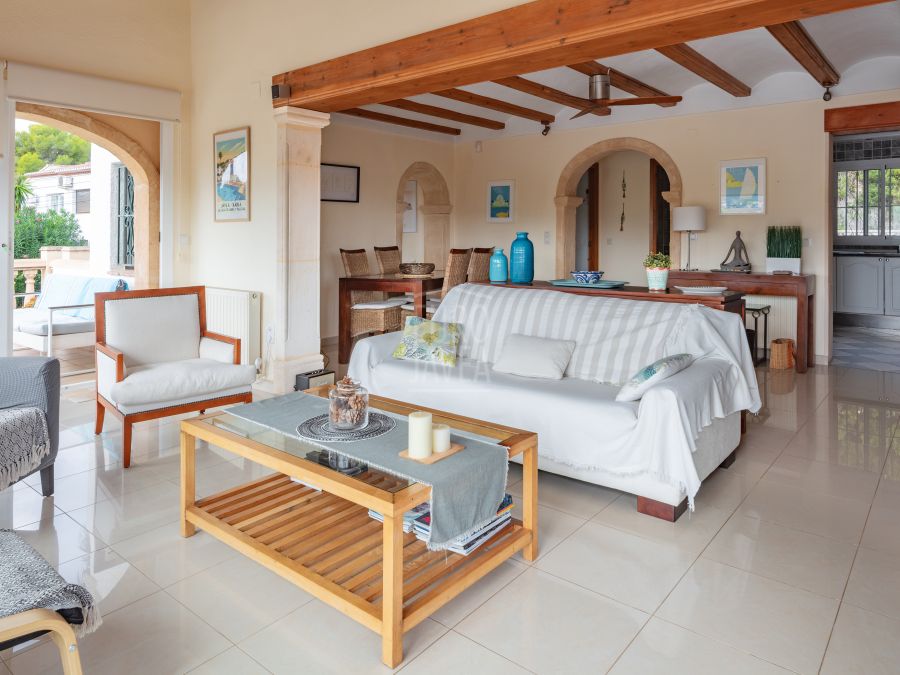 Villa mediterránea orientada al sur con vistas panorámicas en Sol del Este, Jávea