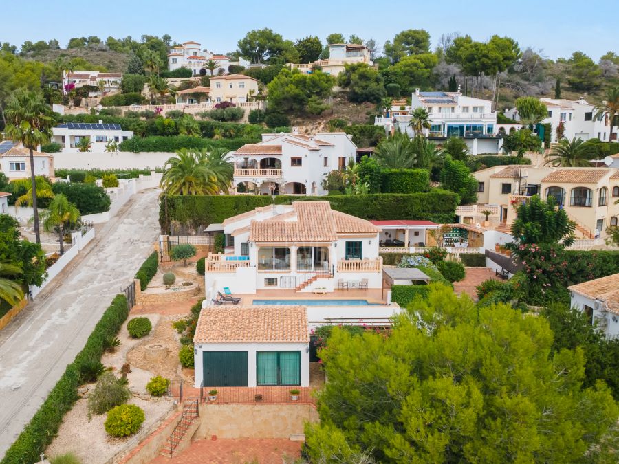 Villa mediterránea orientada al sur con vistas panorámicas en Sol del Este, Jávea