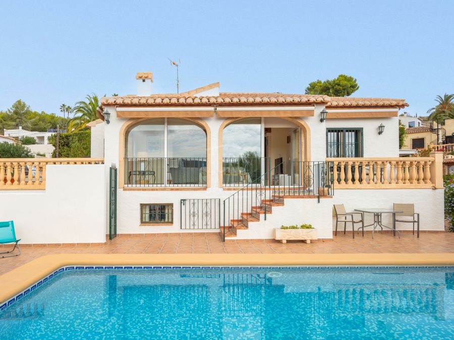 Villa mediterránea orientada al sur con vistas panorámicas en Sol del Este, Jávea