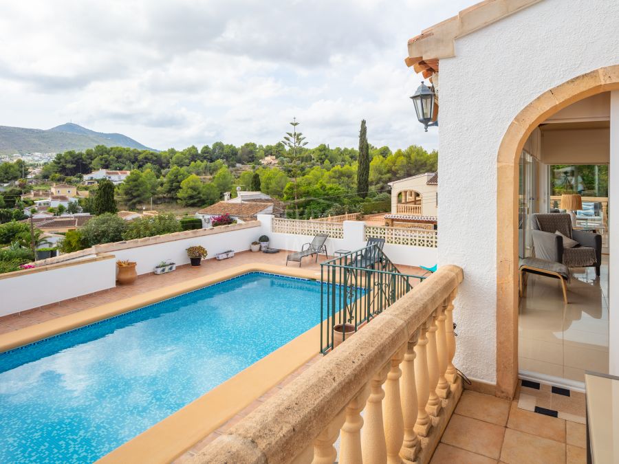 Villa mediterránea orientada al sur con vistas panorámicas en Sol del Este, Jávea