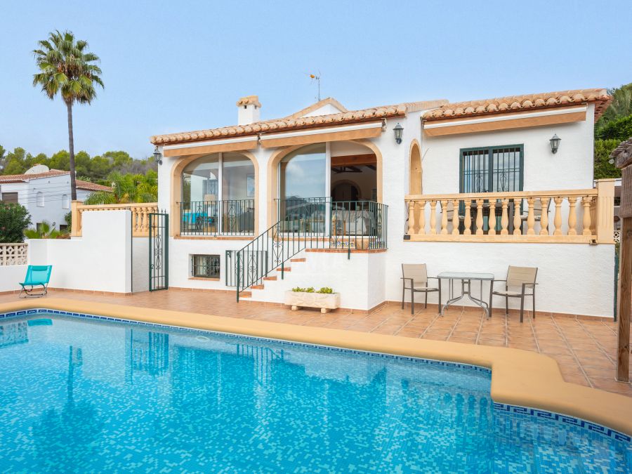 Villa mediterránea orientada al sur con vistas panorámicas en Sol del Este, Jávea