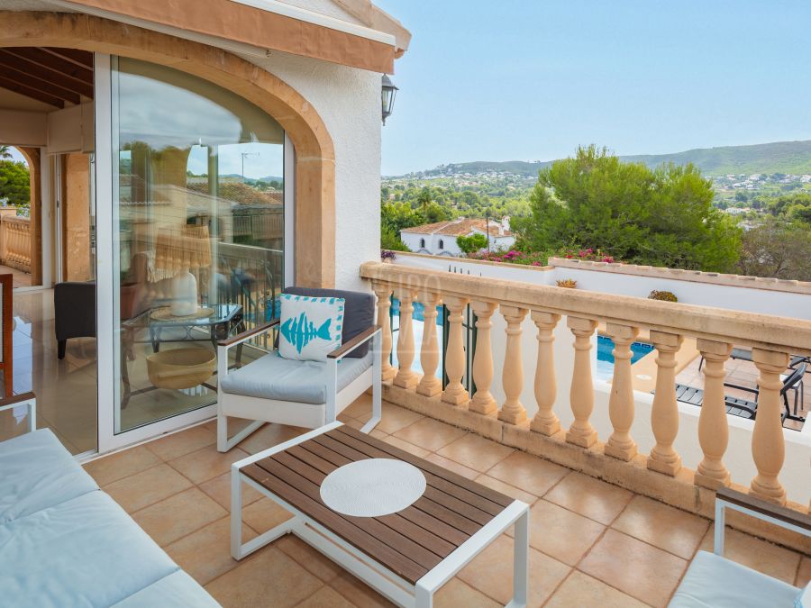 Villa mediterránea orientada al sur con vistas panorámicas en Sol del Este, Jávea