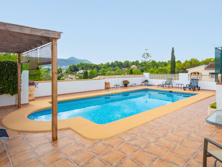 Villa mediterránea orientada al sur con vistas panorámicas en Sol del Este, Jávea