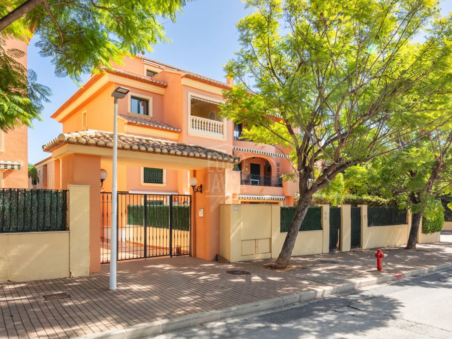 Exclusive , Duplex Penthouse with Spacious Terraces in Jávea Port
