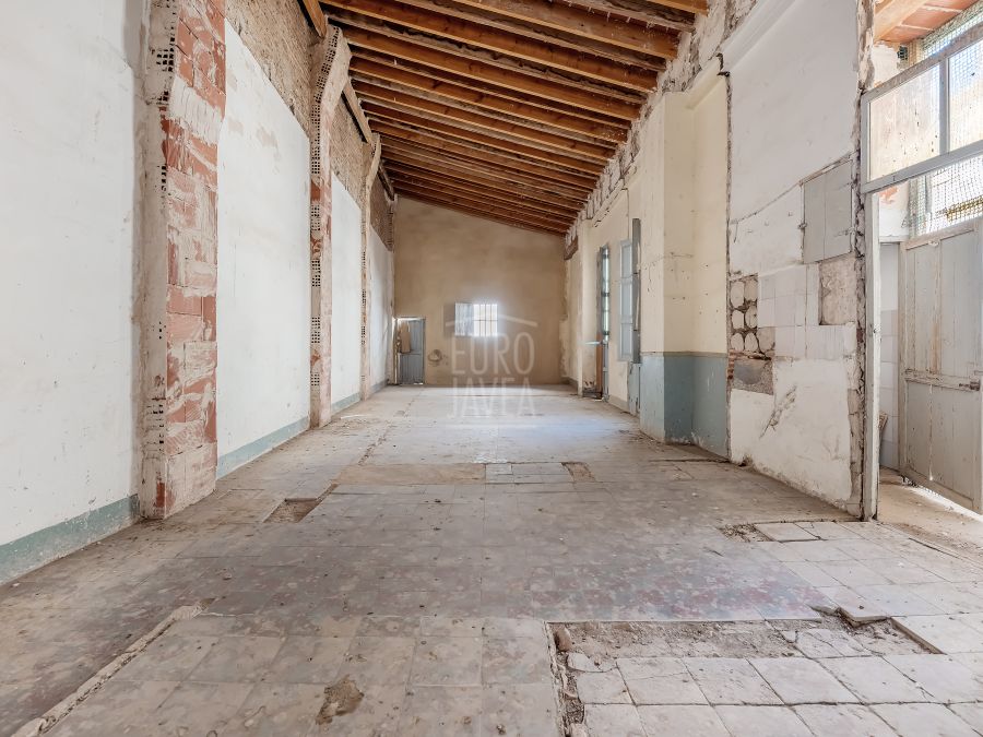 Entire building for sale in the very centre of Gandía, with multiple investment and development possibilities
