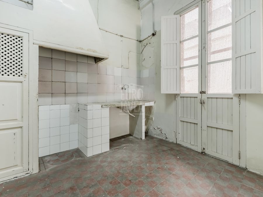 Entire building for sale in the very centre of Gandía, with multiple investment and development possibilities