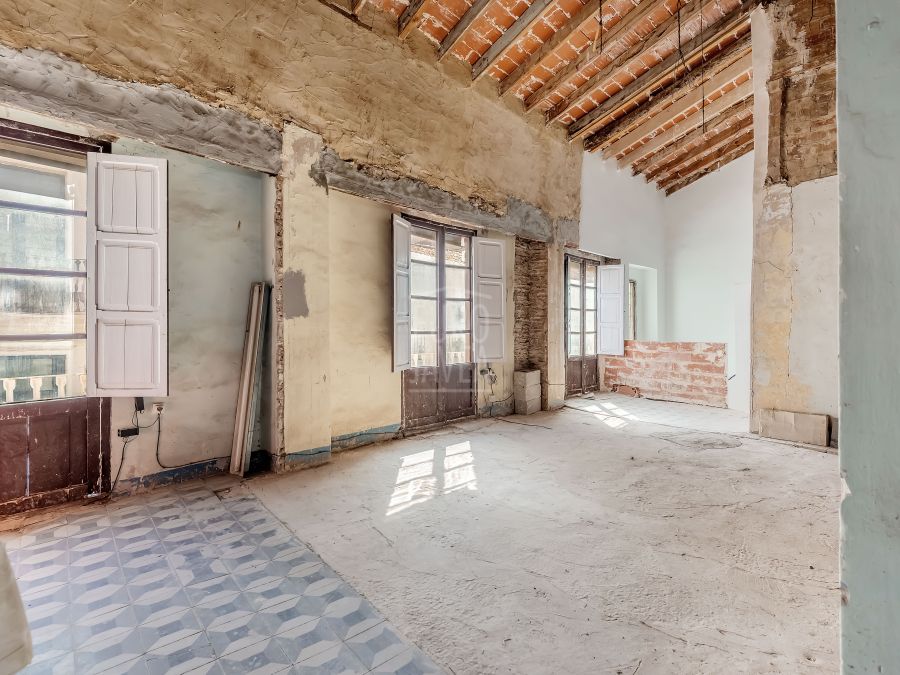 Entire building for sale in the very centre of Gandía, with multiple investment and development possibilities