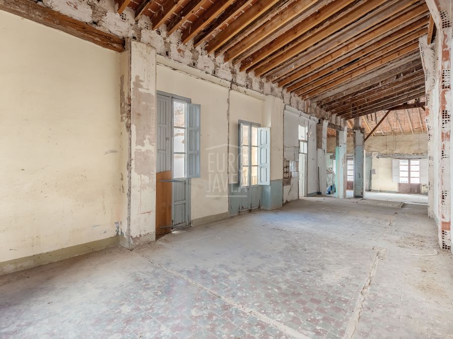 Entire building for sale in the very centre of Gandía, with multiple investment and development possibilities