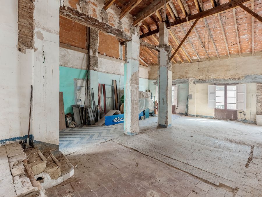 Entire building for sale in the very centre of Gandía, with multiple investment and development possibilities