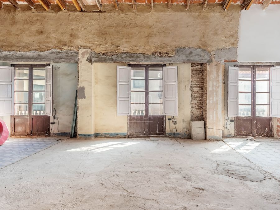 Entire building for sale in the very centre of Gandía, with multiple investment and development possibilities